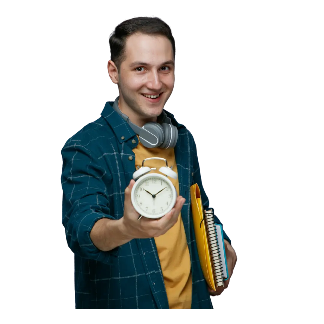 Estudante sorrindo segurando um relógio despertador e cadernos